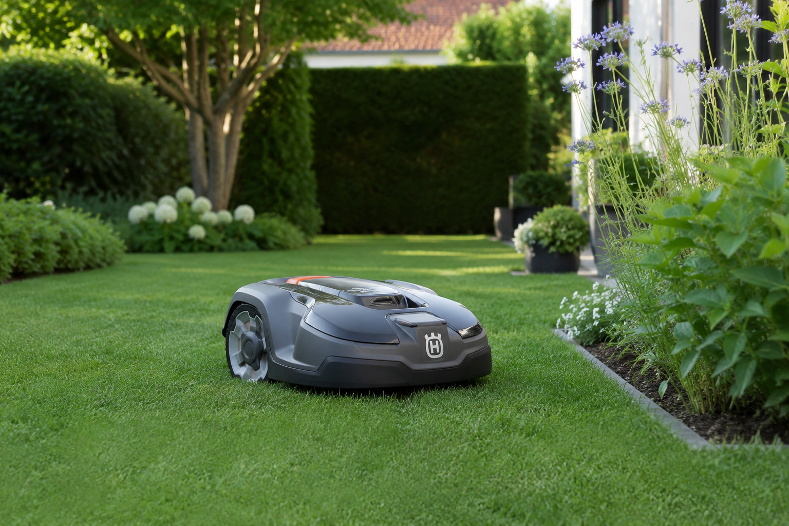 Small lawn robot mower